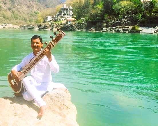 インド古典楽器を奏でる ナラヤン・グルジ