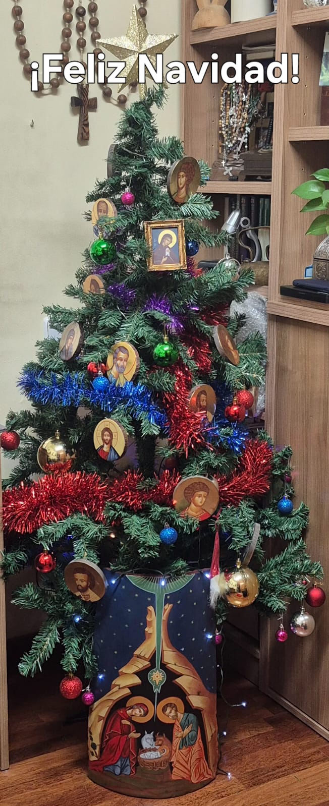 MI ÁRBOL DE NAVIDAD. EL PIE ESTA PINTADO EN UNA TEJA.