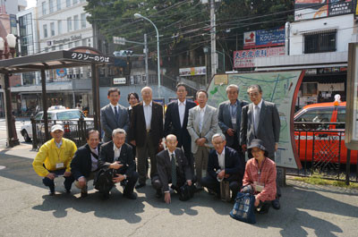  ▲JR大森駅西口から、スタートするメンバー