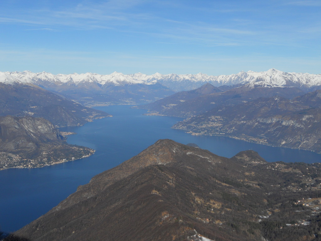Vista del Lago di Como dalla cima del monte San Primo (1686 m)