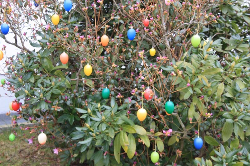 Die Osterdekoration hilft dort nach, wo die Natur noch nicht soweit ist. Auch die farbenfrohen Eier versprühen gute Laune.