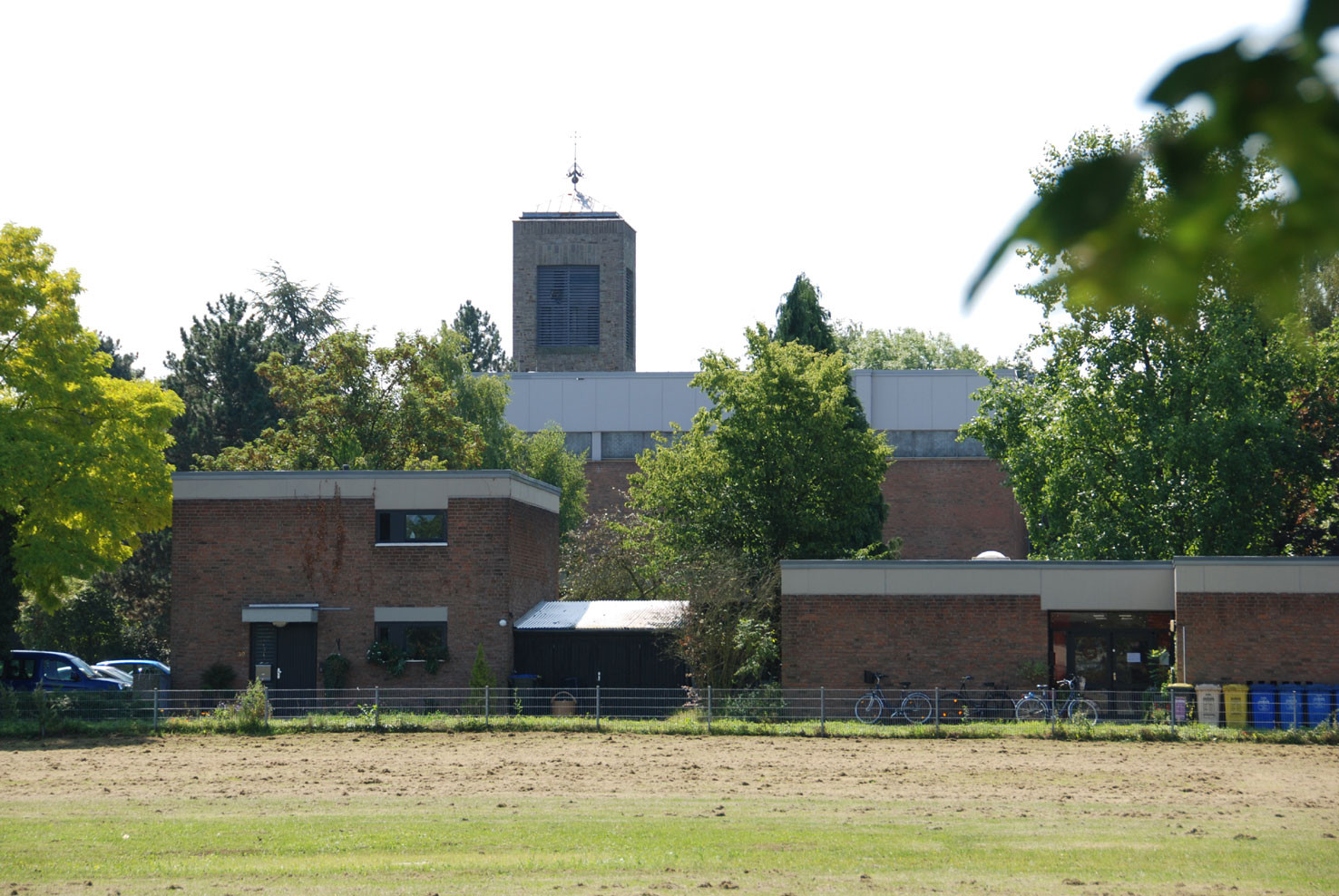 Kath. Kindergarten, im Hintergrund die kath. Kirche