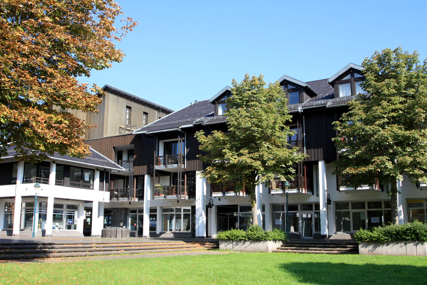 Am Schloßplatz in Röttgen