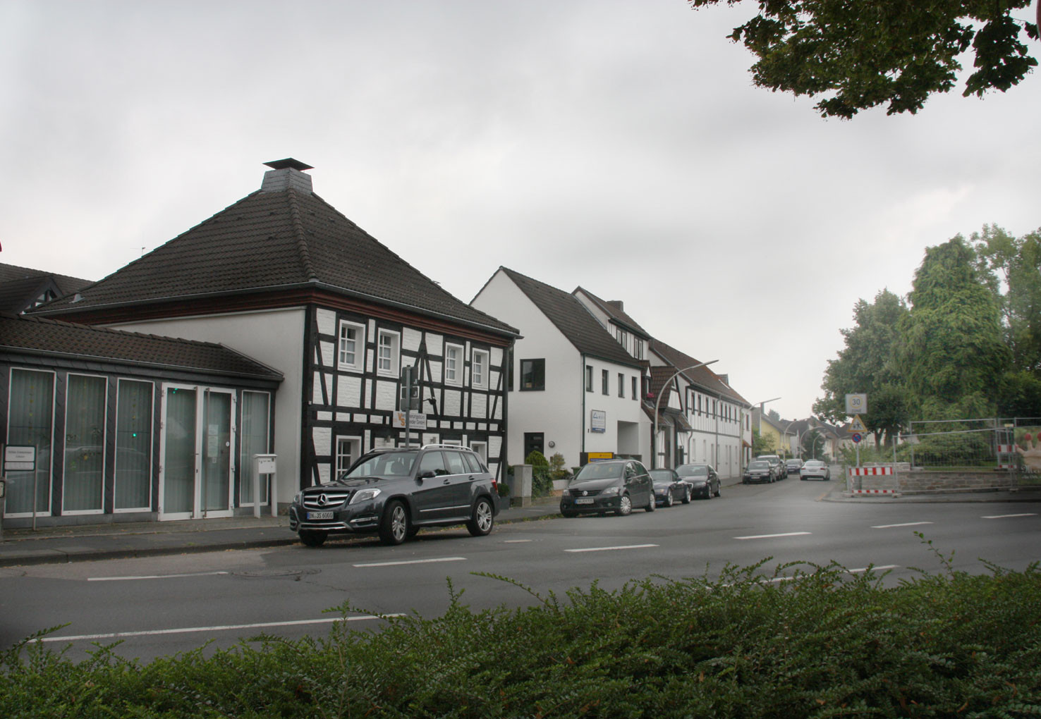 Blick in die Dorfstr. mit ihren Fachwerkhäusern