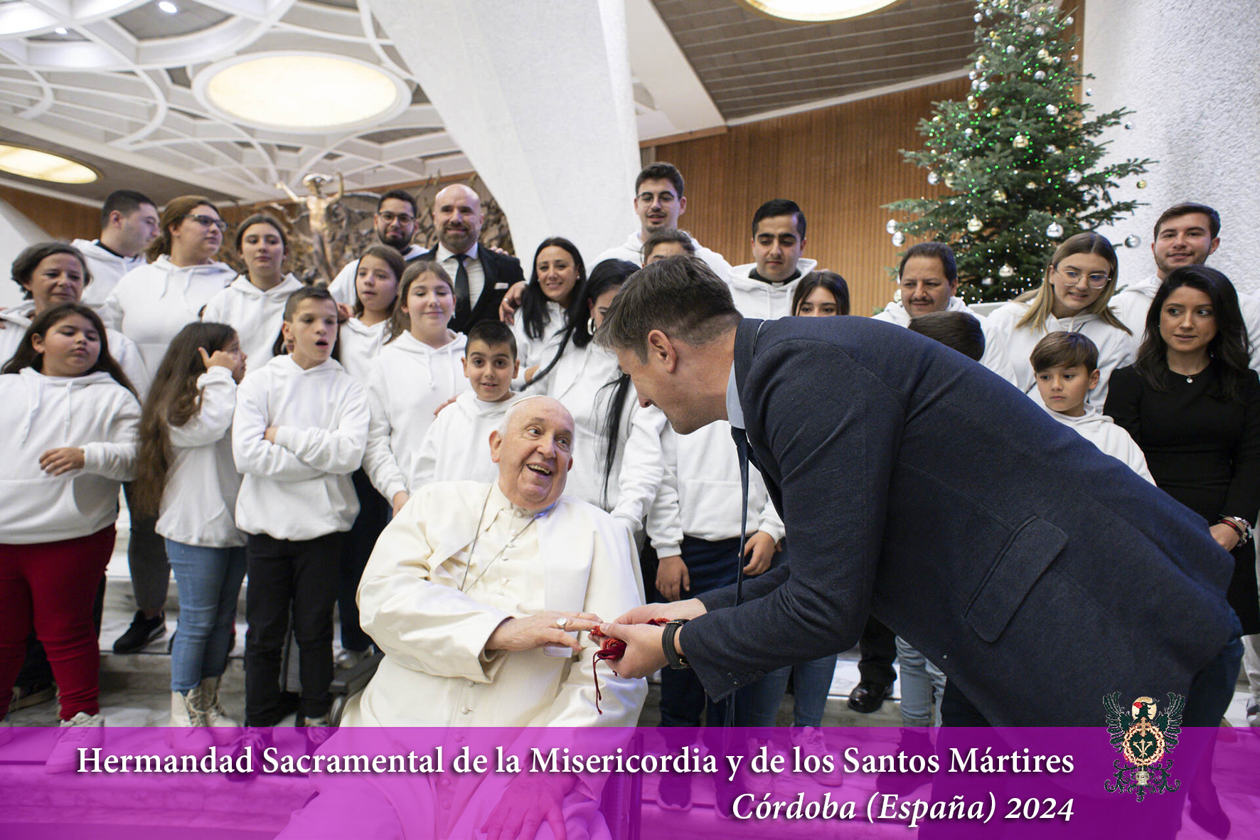 El Papa Francisco recibe la medalla de los Santos Mártires