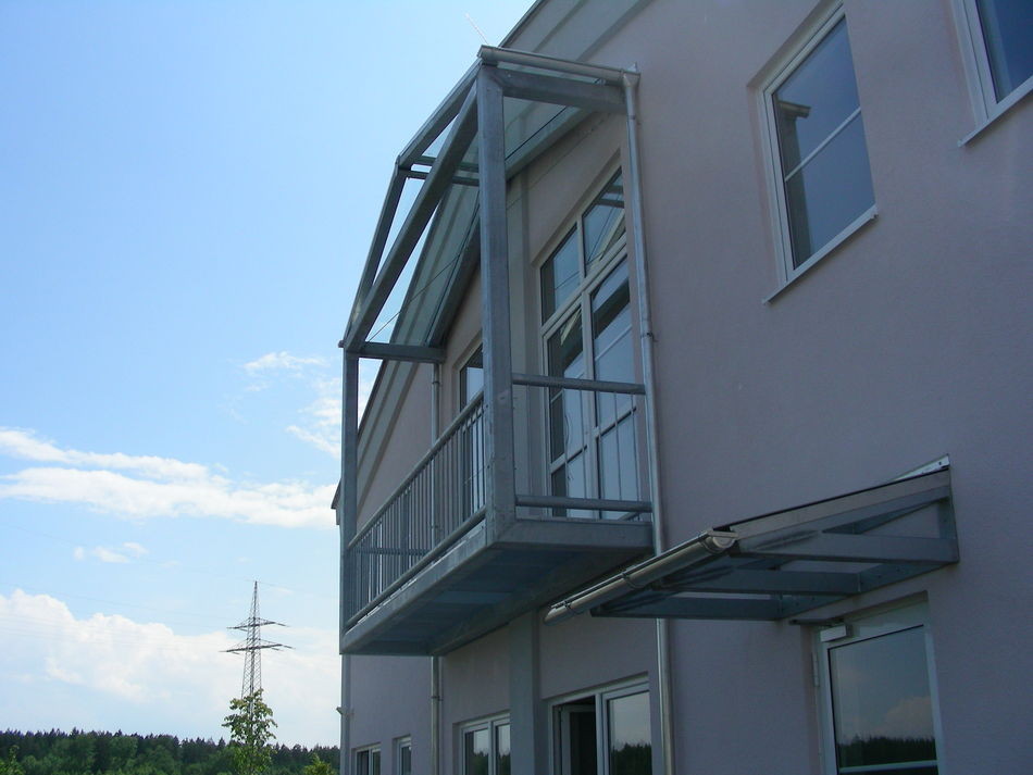 Balkon- und Vordachkonstruktion