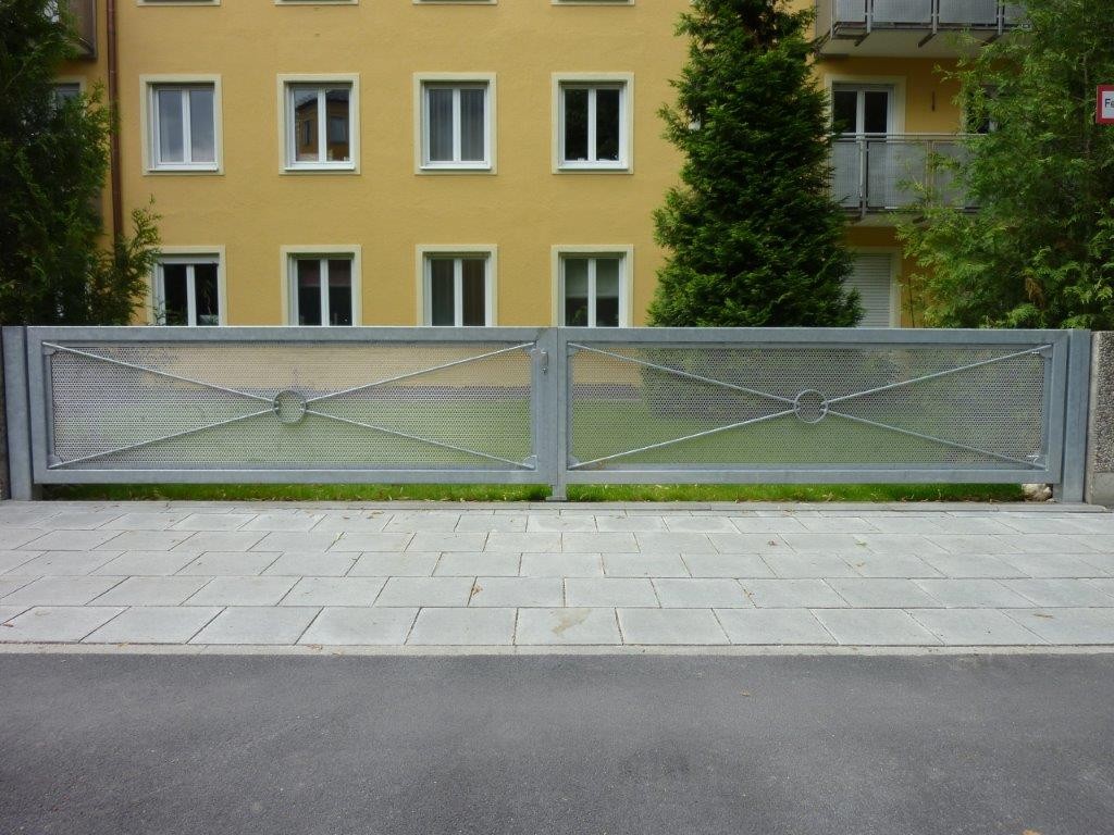  Feuerwehreinfahrtstor in München: Stahlkonstruktion mit Edelstahl-Lochblech-Füllung