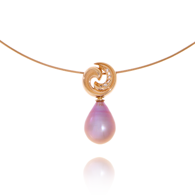 Gipsy Anhänger an einem Spiralcollier in Rotgold mit Diamanten von der Goldschmiede OBSESSION aus Wetzikon und Zürich.