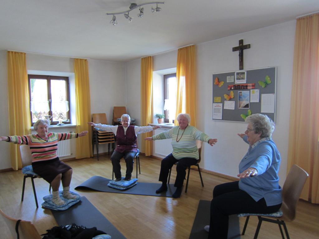 Yoga Seniorengruppe im Pfarrhof Aufham