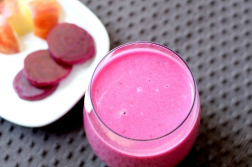 This heatlh-boosting beet smoothie is packed with vitamins, minerals, and antioxidants! So much delicious nutrition in this smoothie! - www.homemadenutrition.com