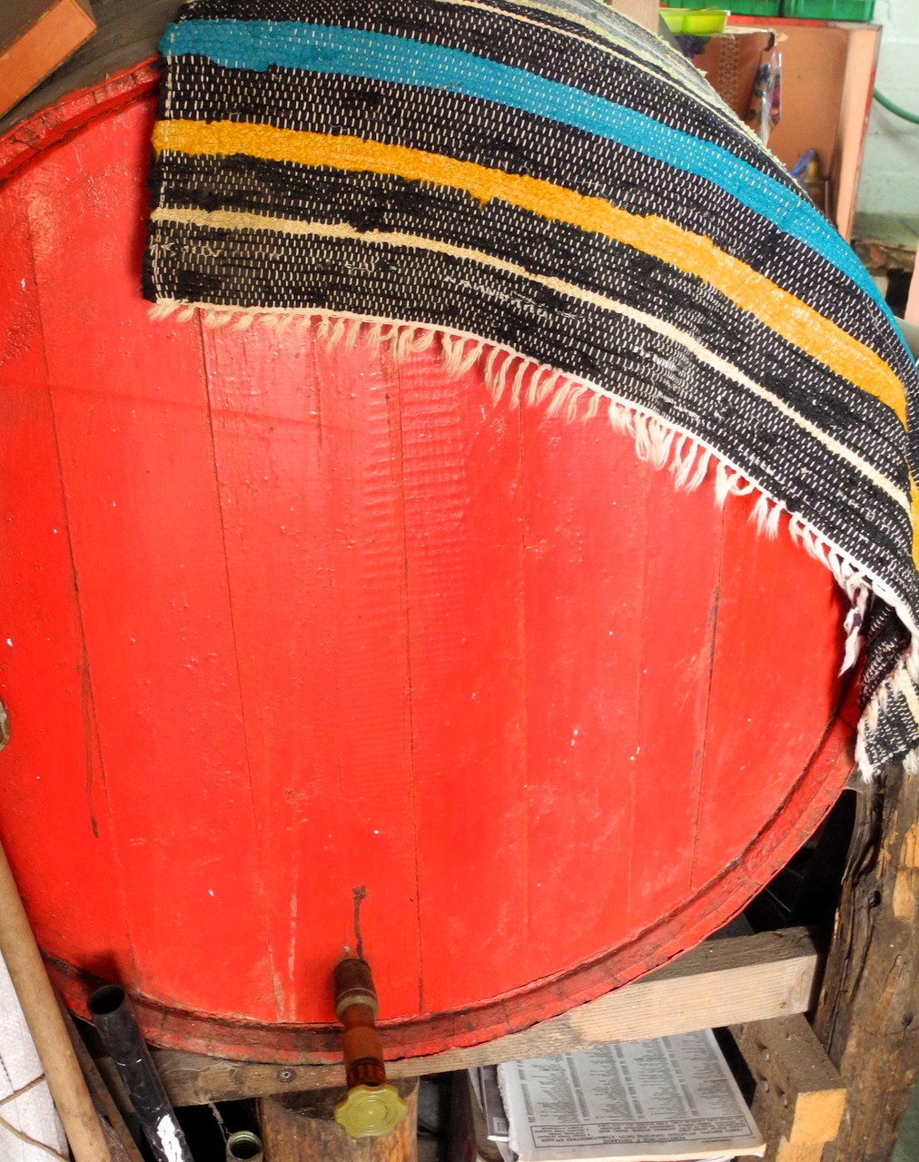 Altes und umfunktioniertes Weinfass aus Holz