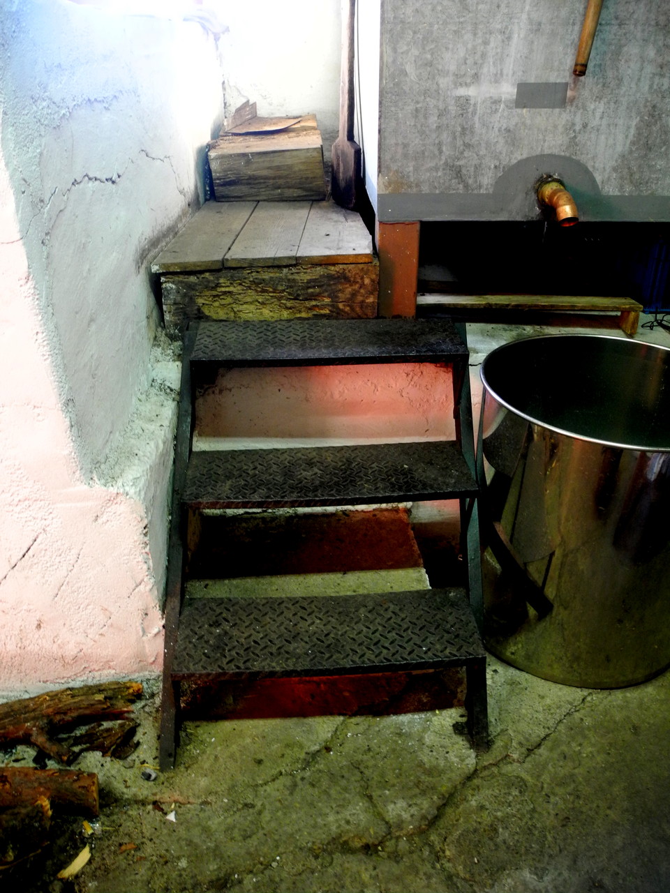 Die Treppe zum Wasserkessel, der beständig mit kühlem Wasser nachgefüllt werden muss.