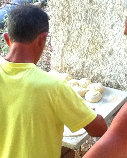 Der fertig gegangene Pizzateig wird schon portionsweise vorbereitet...