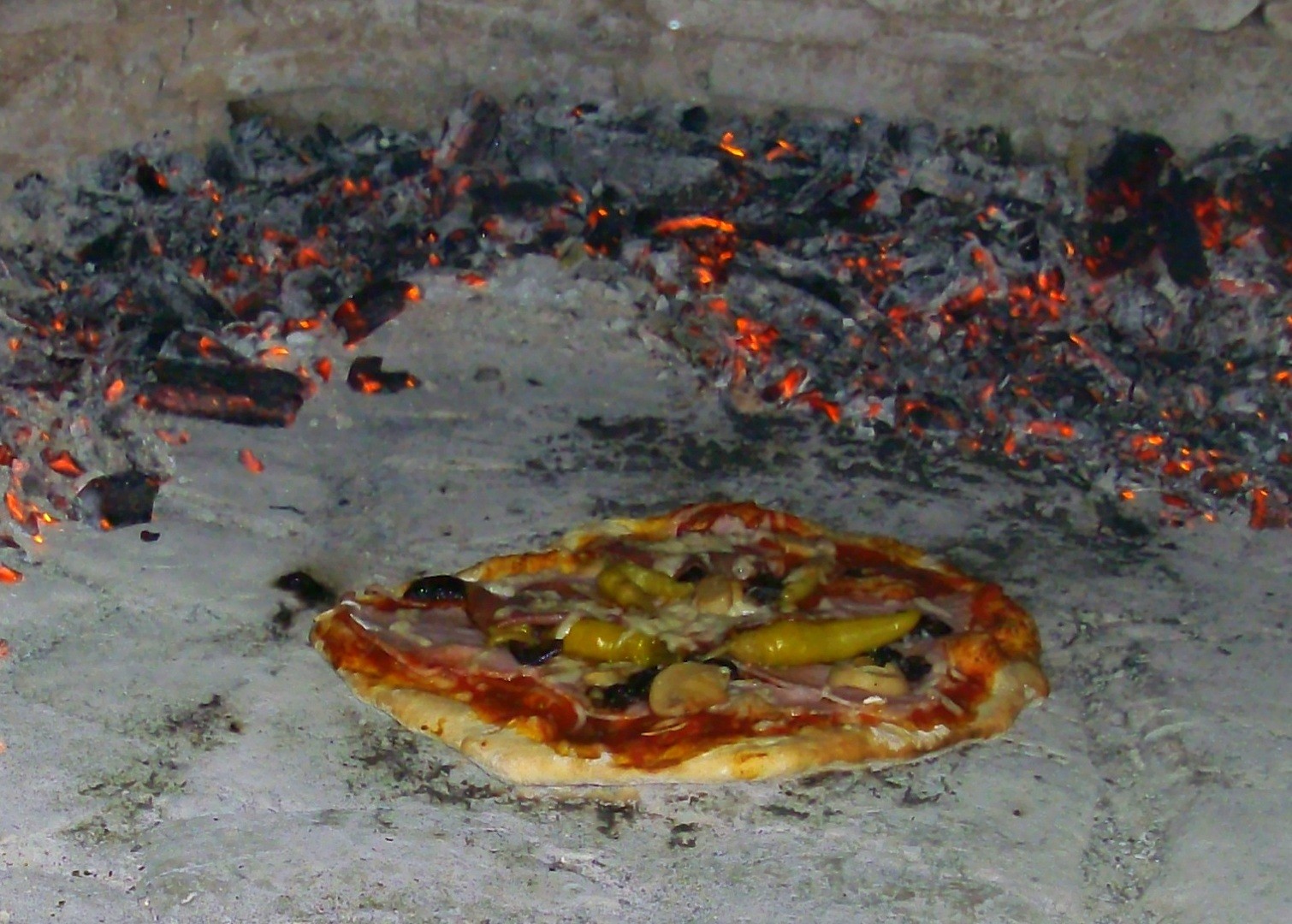 Eine der vielen leckeren Pizzen ist fast fertig!