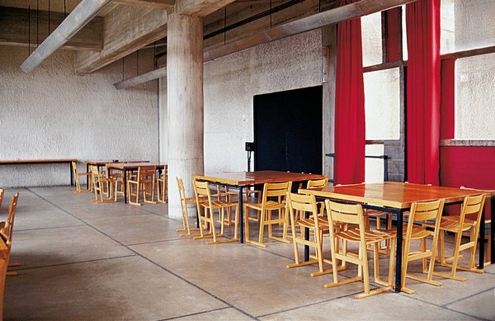 120 chaises pour réfectoire / Jasper Morisson, Sainte-Marie-de-la-Tourette, 2000