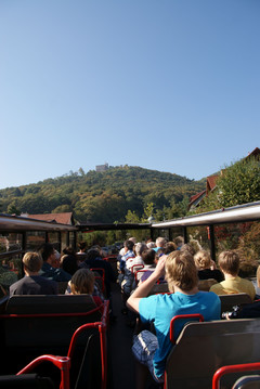 Der Cabriobus gewährt einen prächtigen Panoramablick - hier aufs Hambacher Schloss.