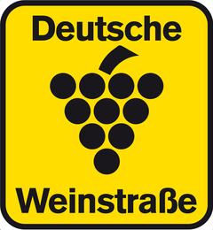 Das Logo der Deutschen Weinstraße in der Straßenbeschilderung - nun zeigt die Region auch in Sachen Nachhaltigkeit Flagge.
