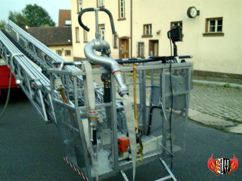 Voll aufgerüsteter Drehleiterkorb (man beachte den noch zur Verfügung stehenden Platz!)