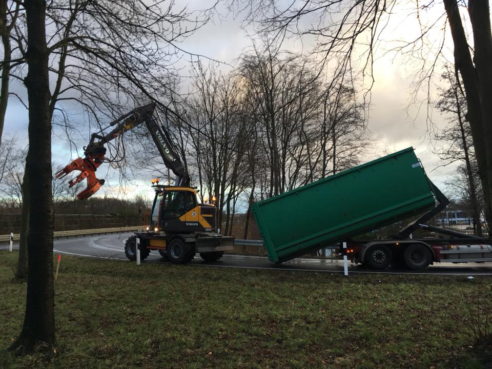 Mobilbagger mit Baumschere