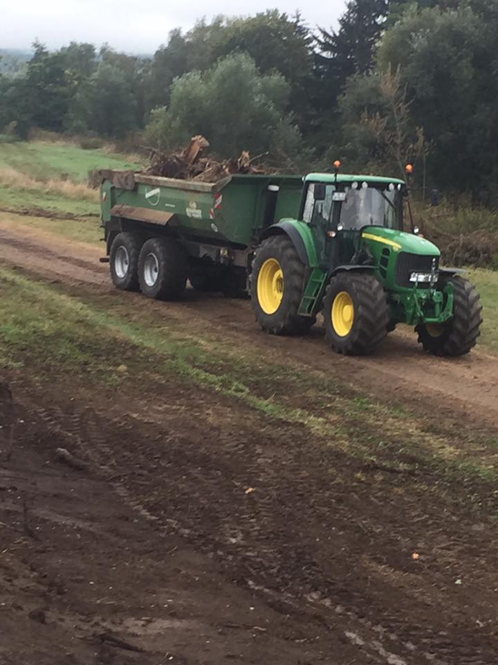 Schlepper mit Erdbaumulde