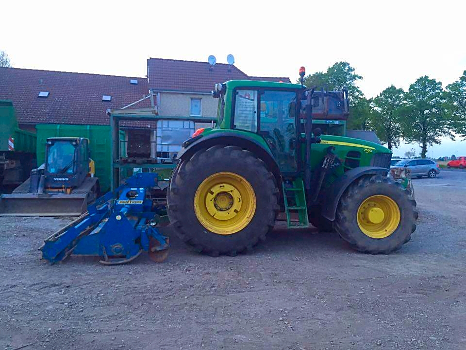 Schlepper mit Bodenfräse