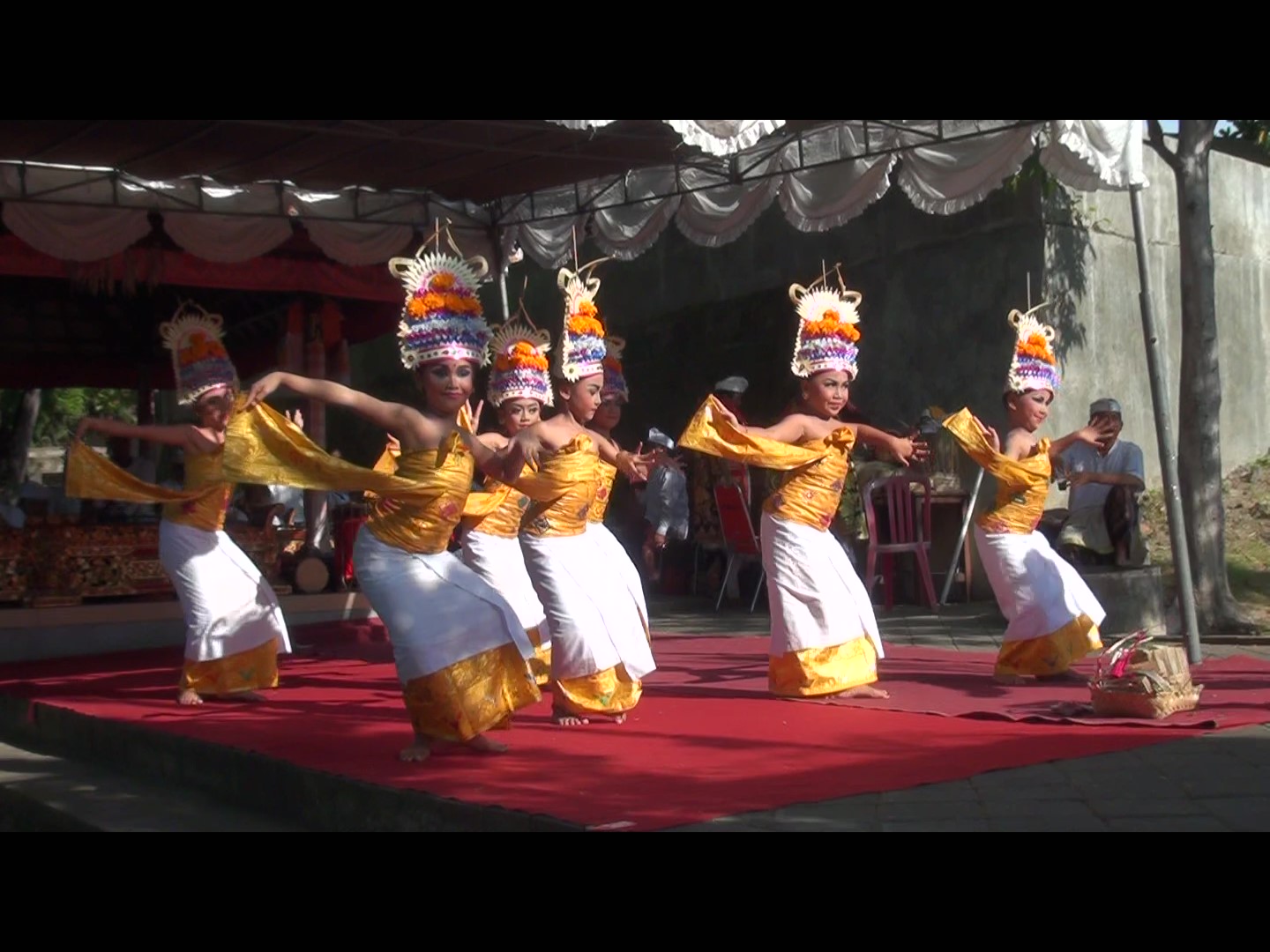 ルジャン・デワ（寺院の儀礼祭礼で踊られる踊り）