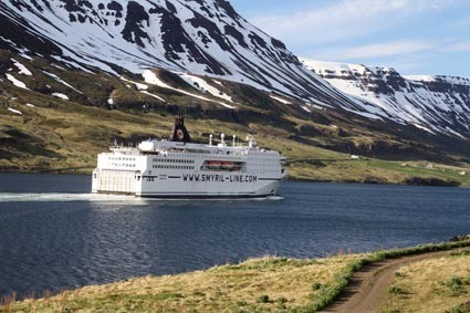 Die Norröna verlässt Island wieder