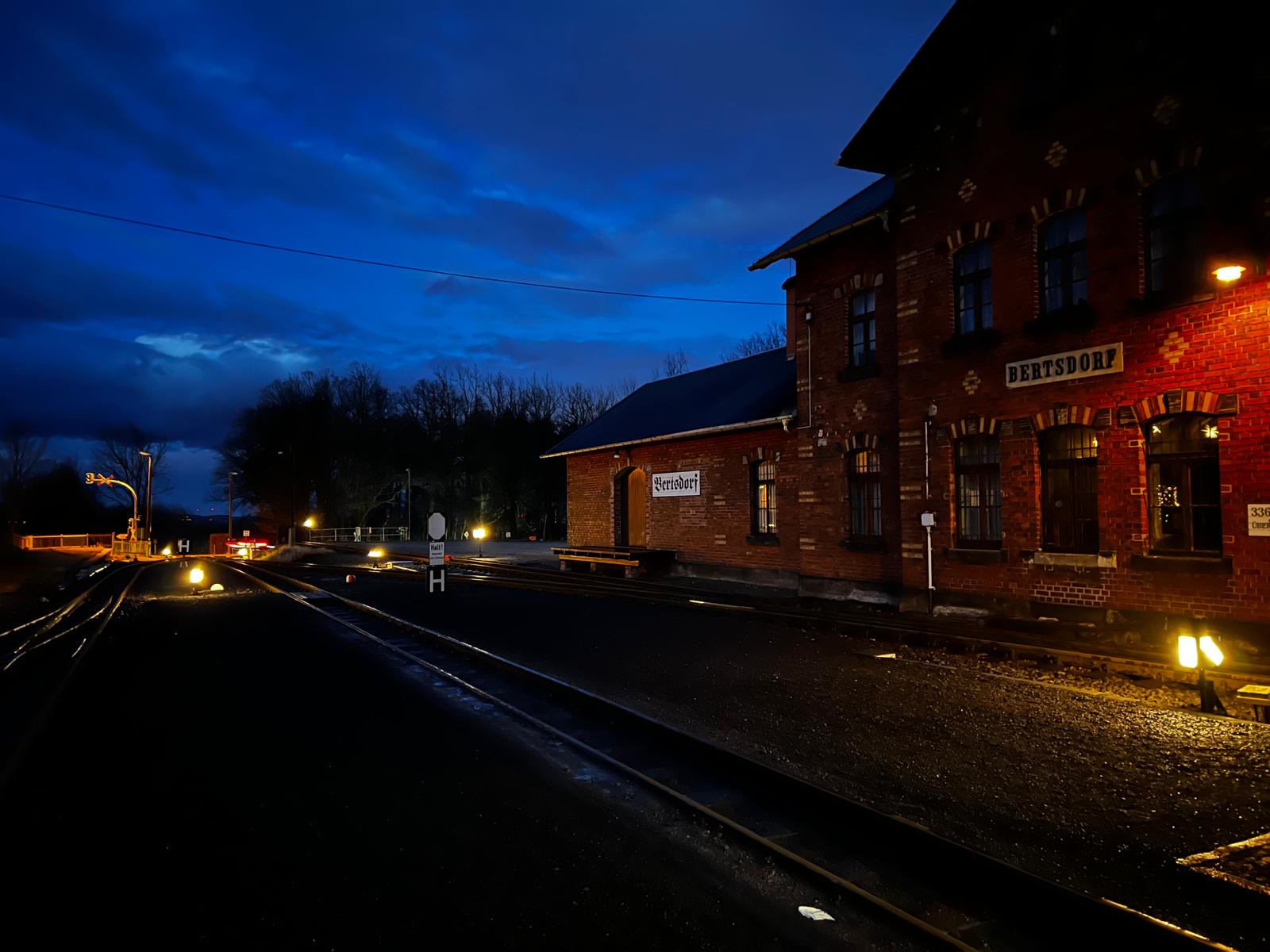 Bahnhof Bertsdorf in der Abenddämmerung