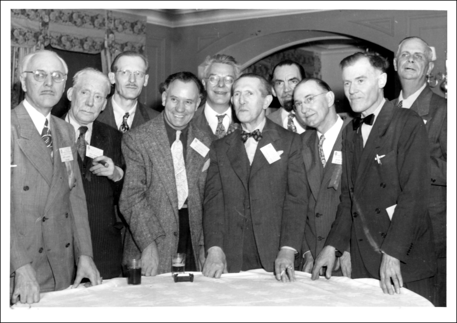 Who is who in Magic, ca. 1950, von links nach rechts: Bert Allerton, Jean Hugard, John Braun, Sid Lorraine, Walter Gibson, Theo Bamberg (Okito), Jack Gwynne, Art Buckley, Dr. Harlan Tarbell, David Coleman.