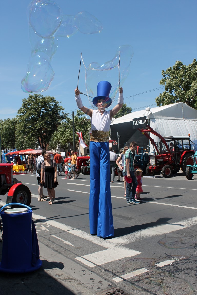 150 Jahre Griesheim Mr Bubble on Stilts
