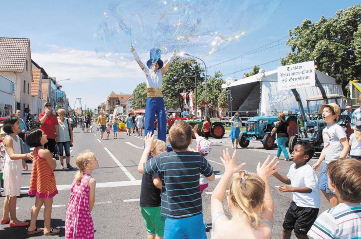 150 Jahre Griesheim Mr Bubble on Stilts