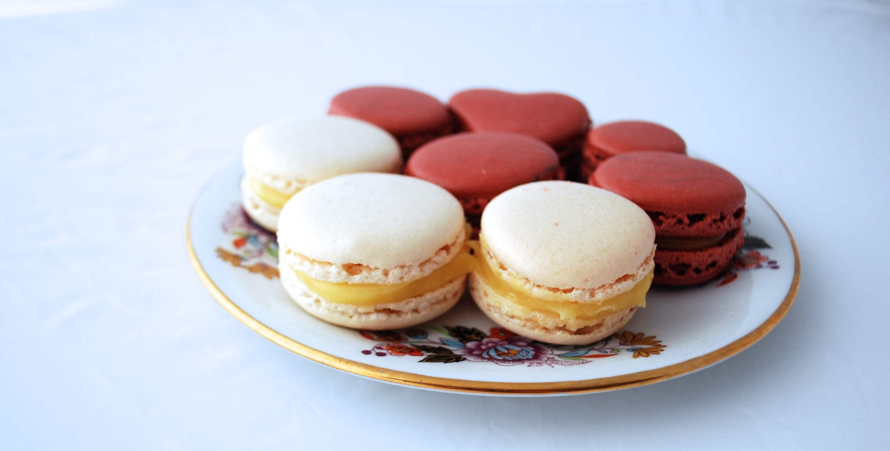 Macarons au citron et macarons au caramel beurre salé