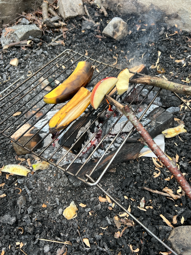 Warme Banane und Äpfel vom Grill