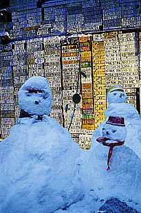 3 Blaue Schneemäner vor Wand mit Kfz.-Kennzeichen