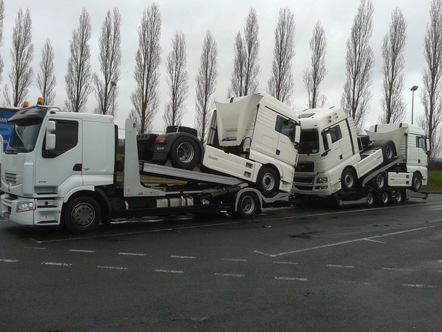 Transport de trois tracteurs routiers