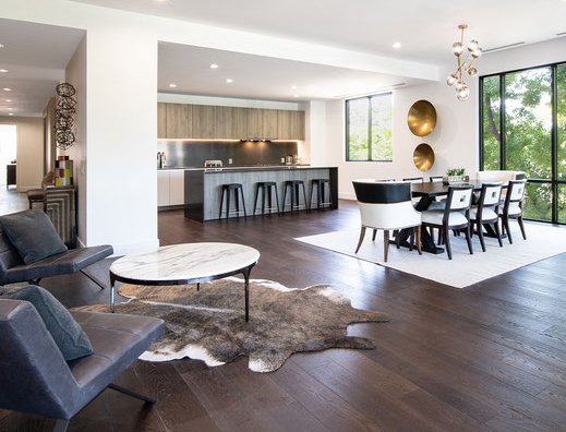 Modernes Wohn- und Esszimmer mit Parkettboden