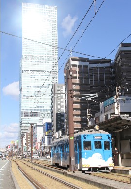 光の反射に輝くハルカスをバックに　162号