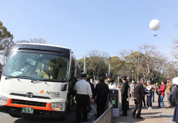 大仙公園ビジターセンター前 気球バスと気球
