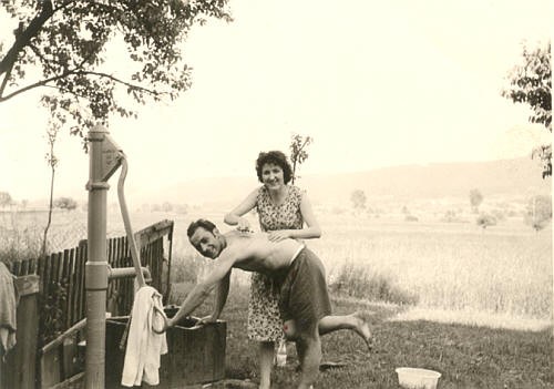 Ehemaliger Brunnen beim Bahnwärterhaus Rösch. Ein Anschluss an die Wasserleitung erfolgte erst  in den 1960-iger Jahren.