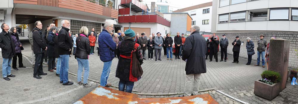 Zahlreiche Besucher bei der Gedenkstätte im Hinterhof Schuhhaus Haitz