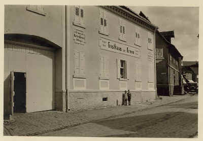 DieKrone von der Hauptstraße aus gesehen