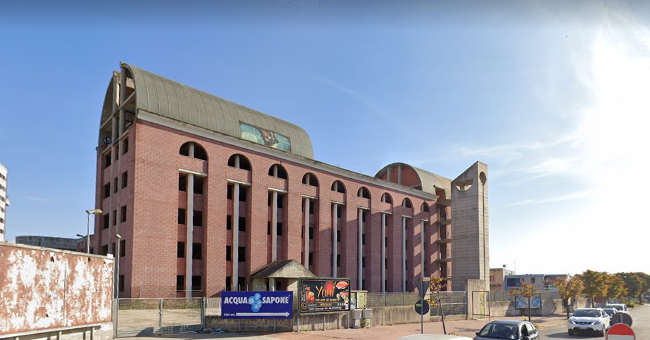 Palazzo faraonico lasciato a decantare a pochi metri dall'area Multineddu.