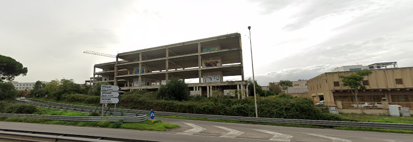 Forse il più antico mostro presente nella zona, ben visibile dalla ex 131, con tanto di Gru arruginita abbandonata.