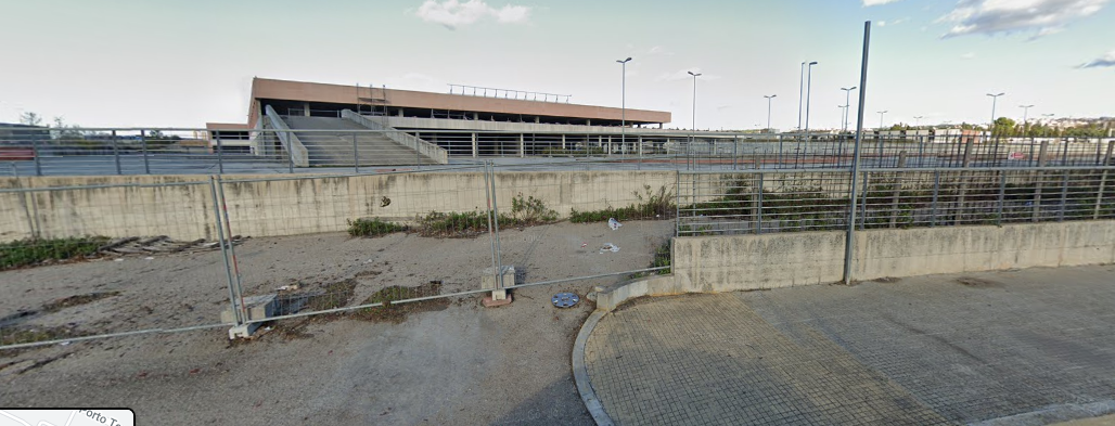 All'entrata si Sassari è ben visibile la carcassa del mastodonte.