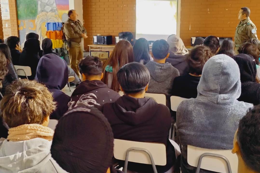 Charla de carabineros realizada a los alumnos de Primeros Medios.   Tema: Responsabilidad Penal