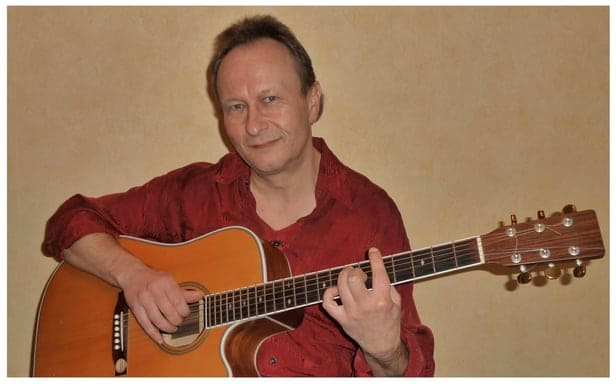  Gitarrenlehrer Thomas Neuhäuser