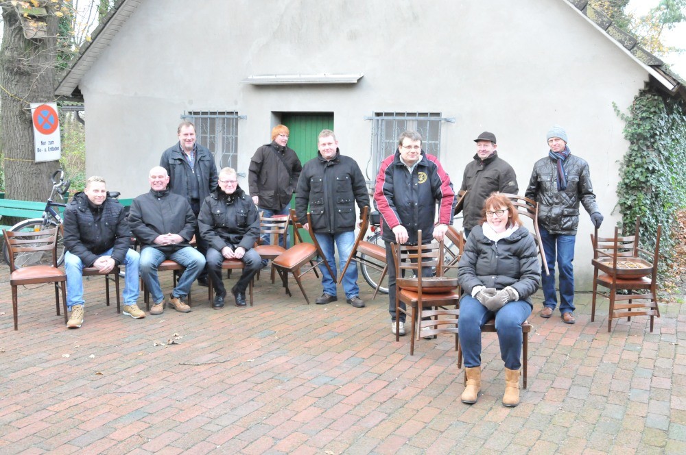 Los ging´s beim alten Vereinshaus mit den letzten Stühlen...