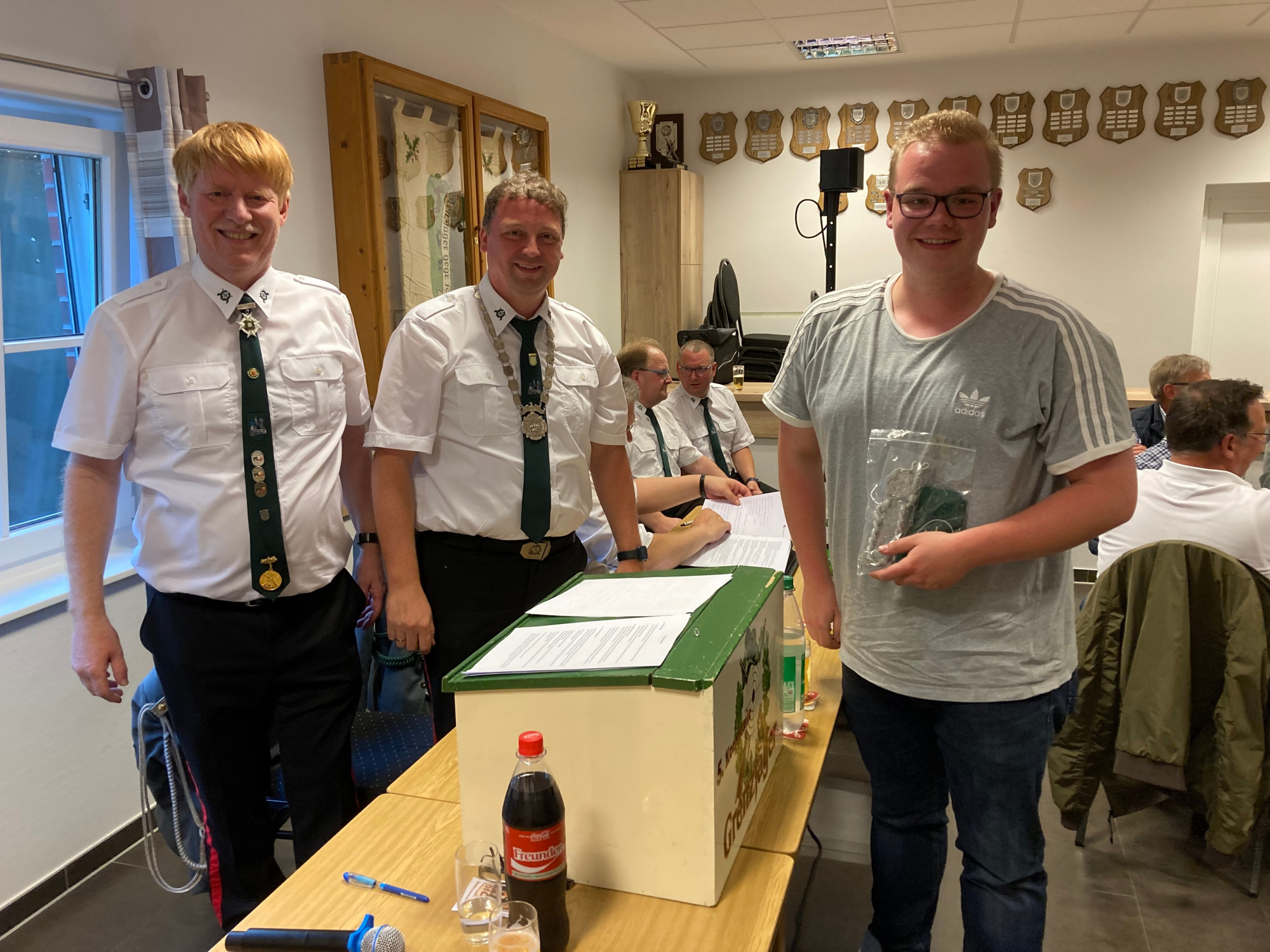 Simon Kalvelage übernimmt als Fahnenträger von seinem Vater