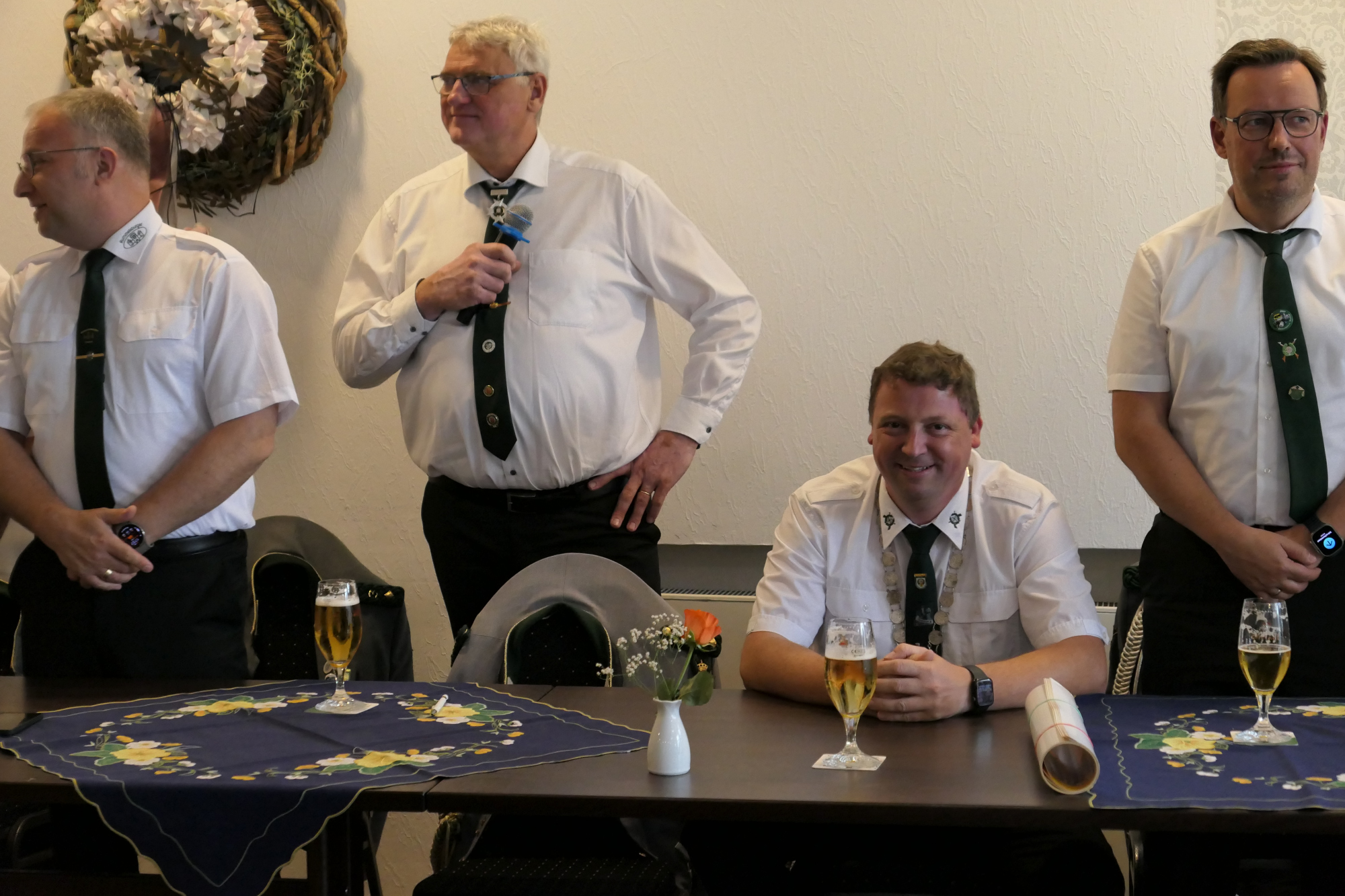 Begrüßung Seiner Majestät König Stephan (der einzige der sitzen darf)