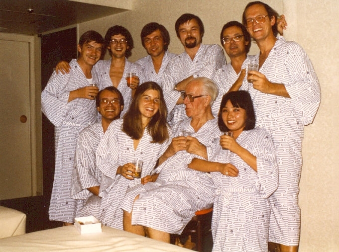 Grand Palace Hotel Tokio, 14. September 1982:  Zimmerparty im Yukata mit Eugen Jochum (sitzend, 2. v. r.) und Kollegen der Bamberger Symphoniker